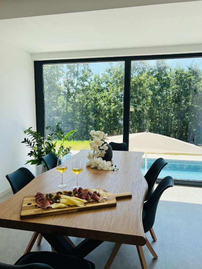 Vila Prisunca Jacuzzi & Swimming Pool พาซิน ภายนอก รูปภาพ